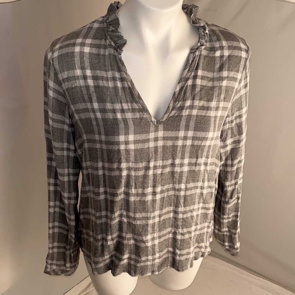 Anthropologie Cloth and Stone gray flannel ruffle split neck top